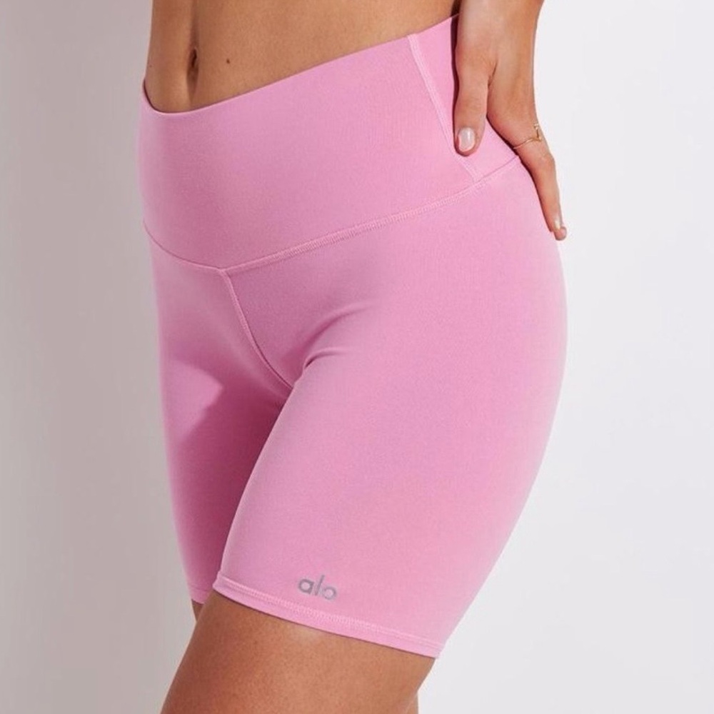 Alo yoga biker shorts in Parisian pink